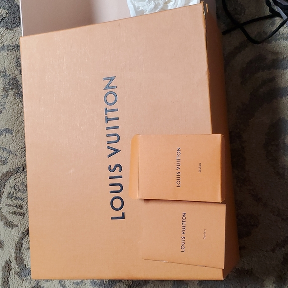 Louis Vuitton - Picture 2 of 10